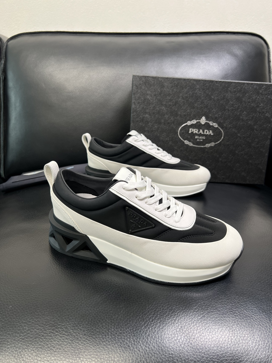 Prada 顶级工艺品，普拉达 专柜同步，原厂配置意大利进口牛皮面料，进口牛皮内里垫，透气舒适，鞋底：原