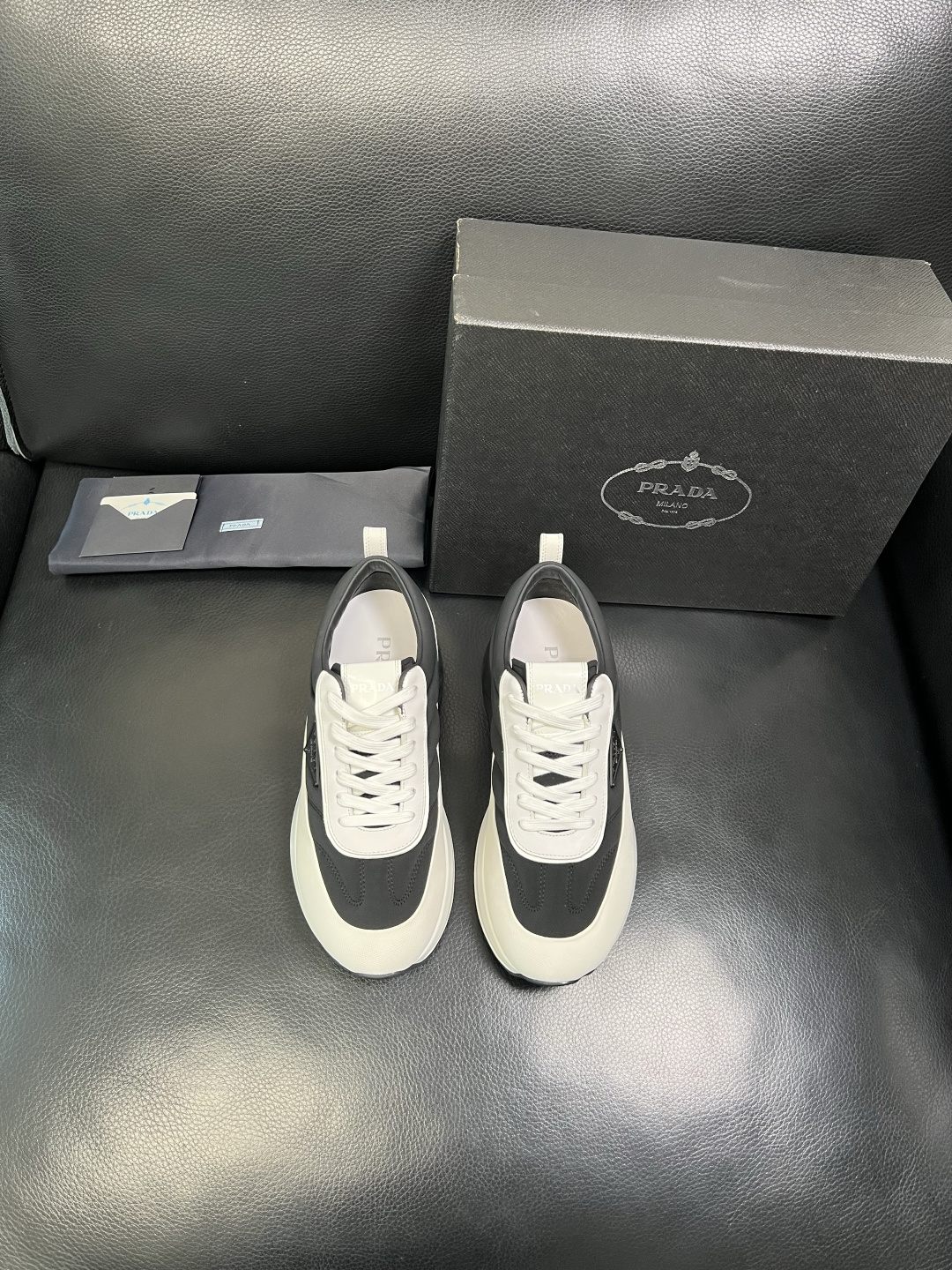 Prada 顶级工艺品，普拉达 专柜同步，原厂配置意大利进口牛皮面料，进口牛皮内里垫，透气舒适，鞋底：原