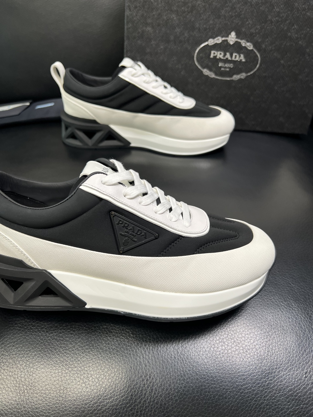 Prada 顶级工艺品，普拉达 专柜同步，原厂配置意大利进口牛皮面料，进口牛皮内里垫，透气舒适，鞋底：原