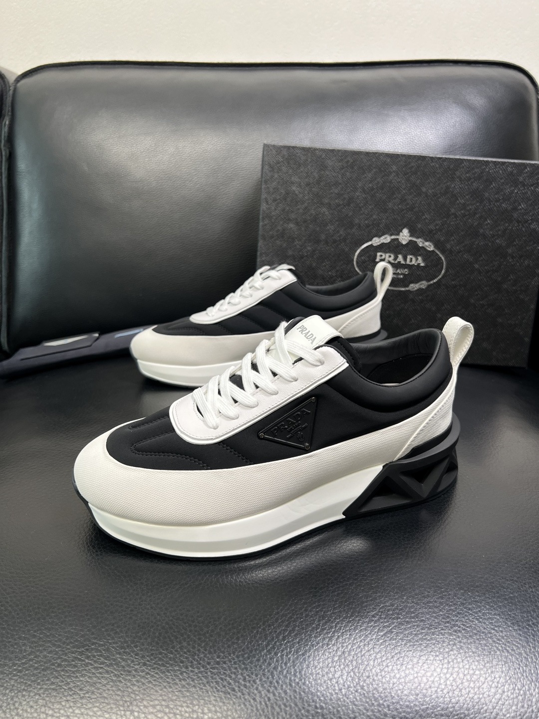 Prada 顶级工艺品，普拉达 专柜同步，原厂配置意大利进口牛皮面料，进口牛皮内里垫，透气舒适，鞋底：原