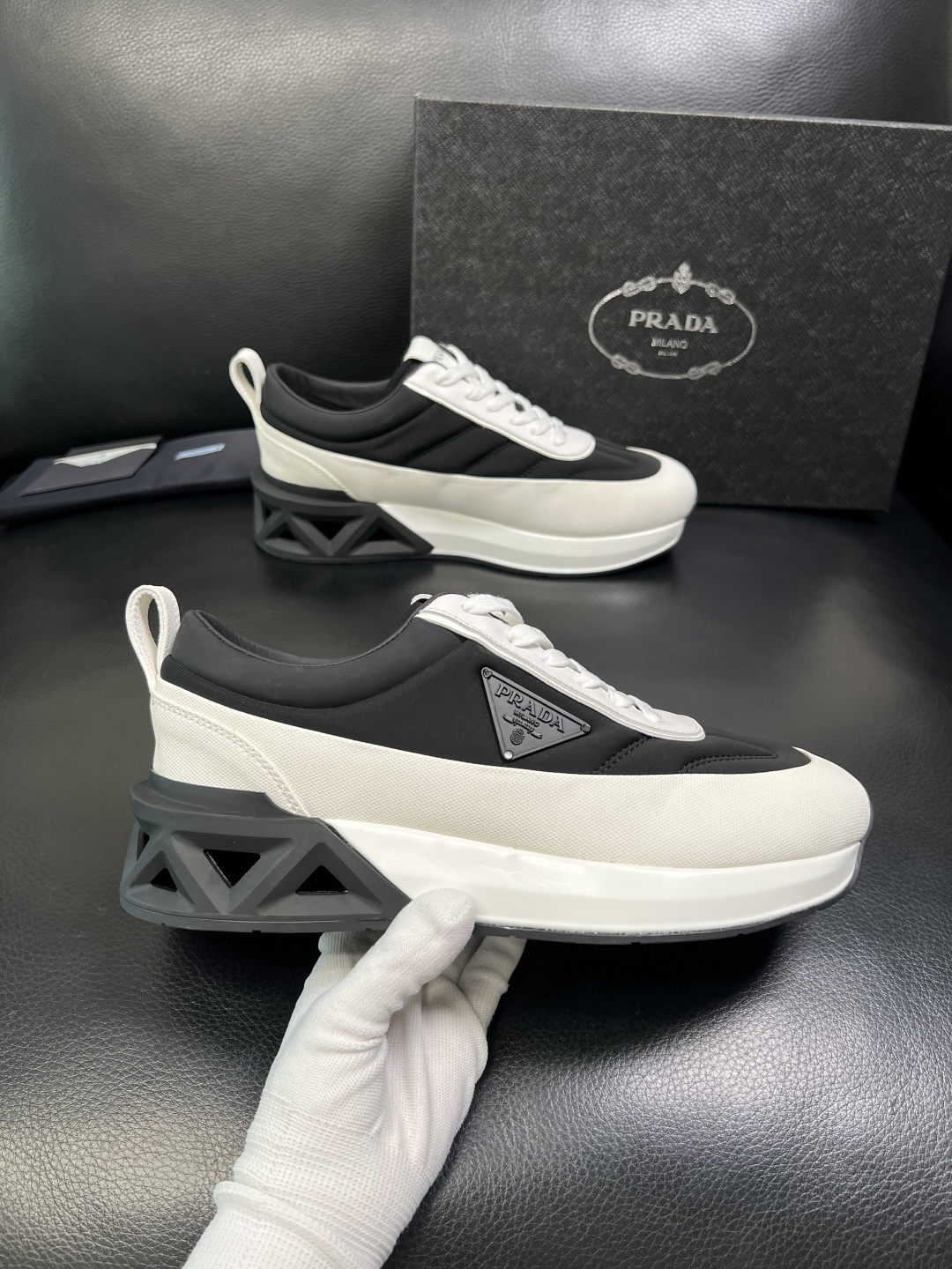 Prada 顶级工艺品，普拉达 专柜同步，原厂配置意大利进口牛皮面料，进口牛皮内里垫，透气舒适，鞋底：原