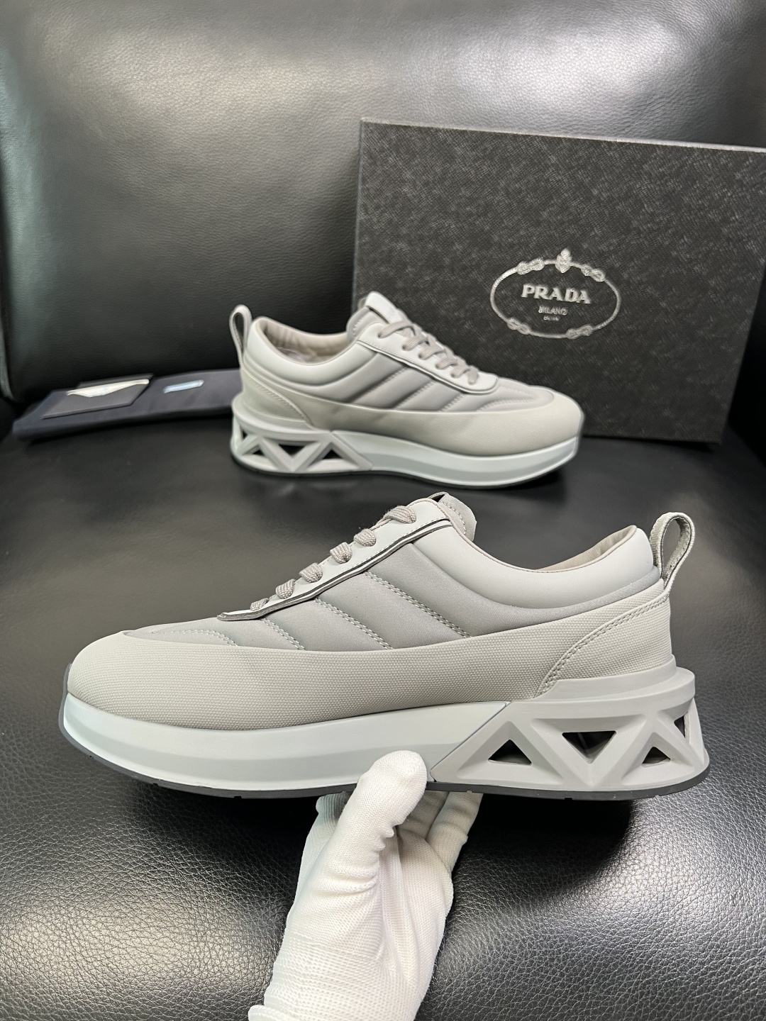 Prada 顶级工艺品，普拉达 专柜同步，原厂配置意大利进口牛皮面料，进口牛皮内里垫，透气舒适，鞋底：原