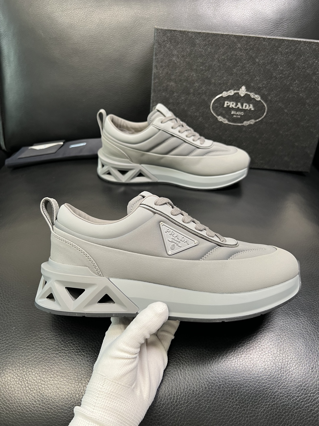 Prada 顶级工艺品，普拉达 专柜同步，原厂配置意大利进口牛皮面料，进口牛皮内里垫，透气舒适，鞋底：原