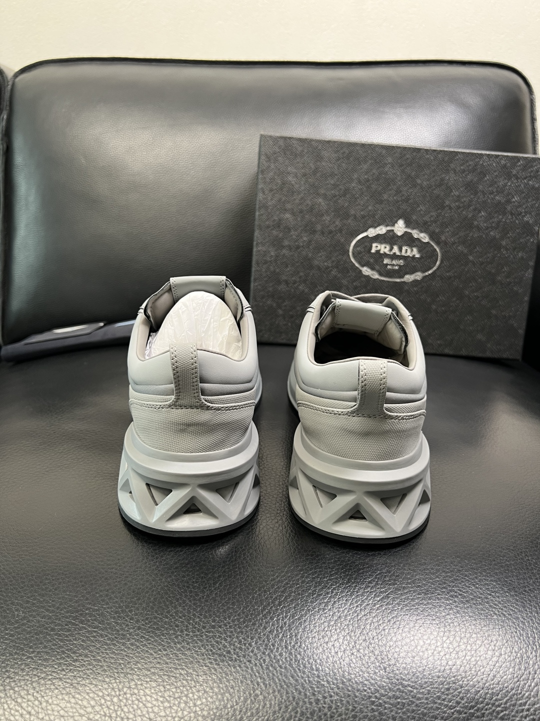 Prada 顶级工艺品，普拉达 专柜同步，原厂配置意大利进口牛皮面料，进口牛皮内里垫，透气舒适，鞋底：原