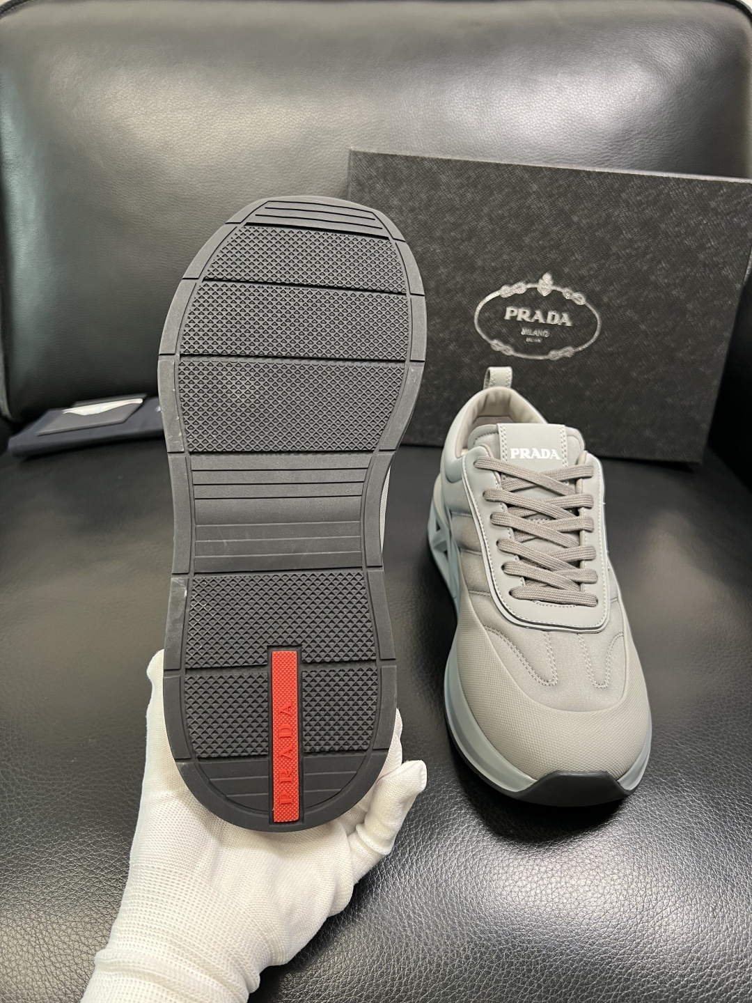 Prada 顶级工艺品，普拉达 专柜同步，原厂配置意大利进口牛皮面料，进口牛皮内里垫，透气舒适，鞋底：原