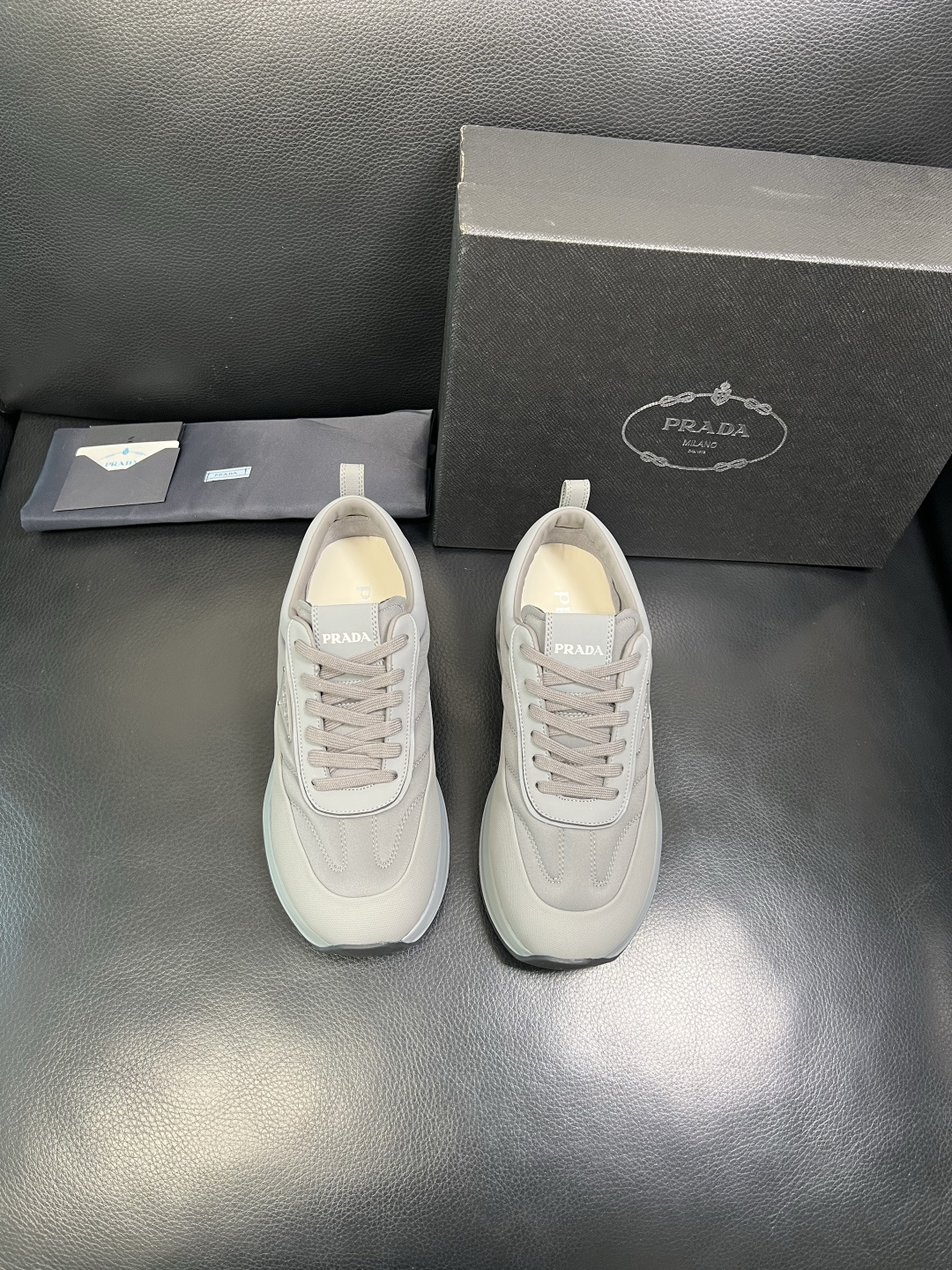 Prada 顶级工艺品，普拉达 专柜同步，原厂配置意大利进口牛皮面料，进口牛皮内里垫，透气舒适，鞋底：原