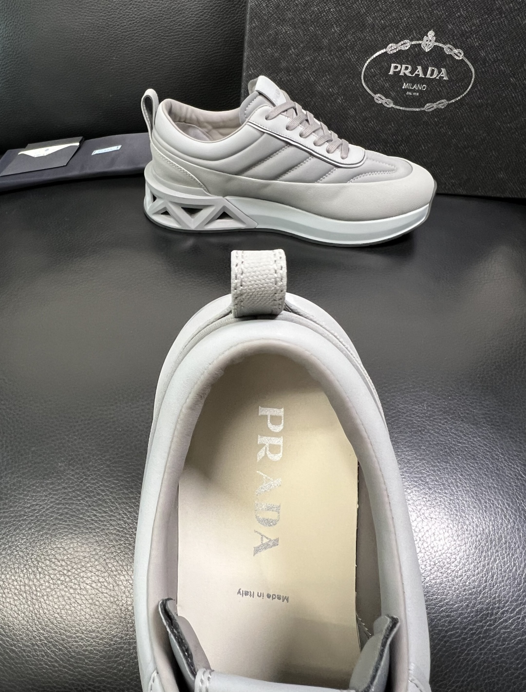 Prada 顶级工艺品，普拉达 专柜同步，原厂配置意大利进口牛皮面料，进口牛皮内里垫，透气舒适，鞋底：原