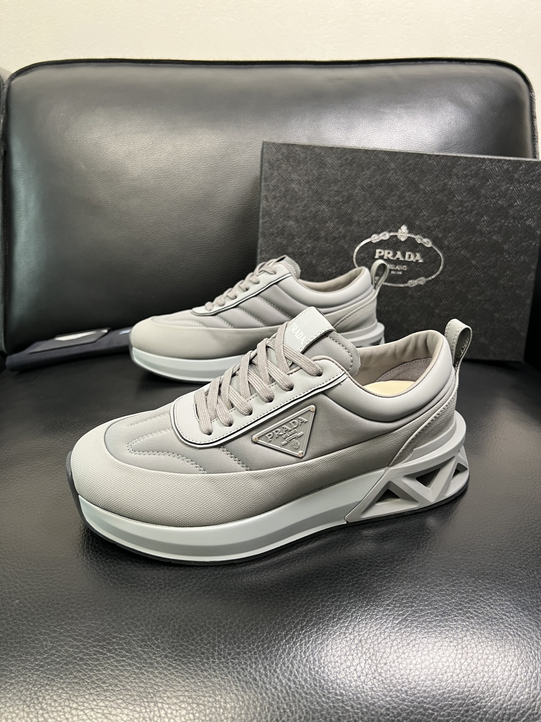 Prada 顶级工艺品，普拉达 专柜同步，原厂配置意大利进口牛皮面料，进口牛皮内里垫，透气舒适，鞋底：原