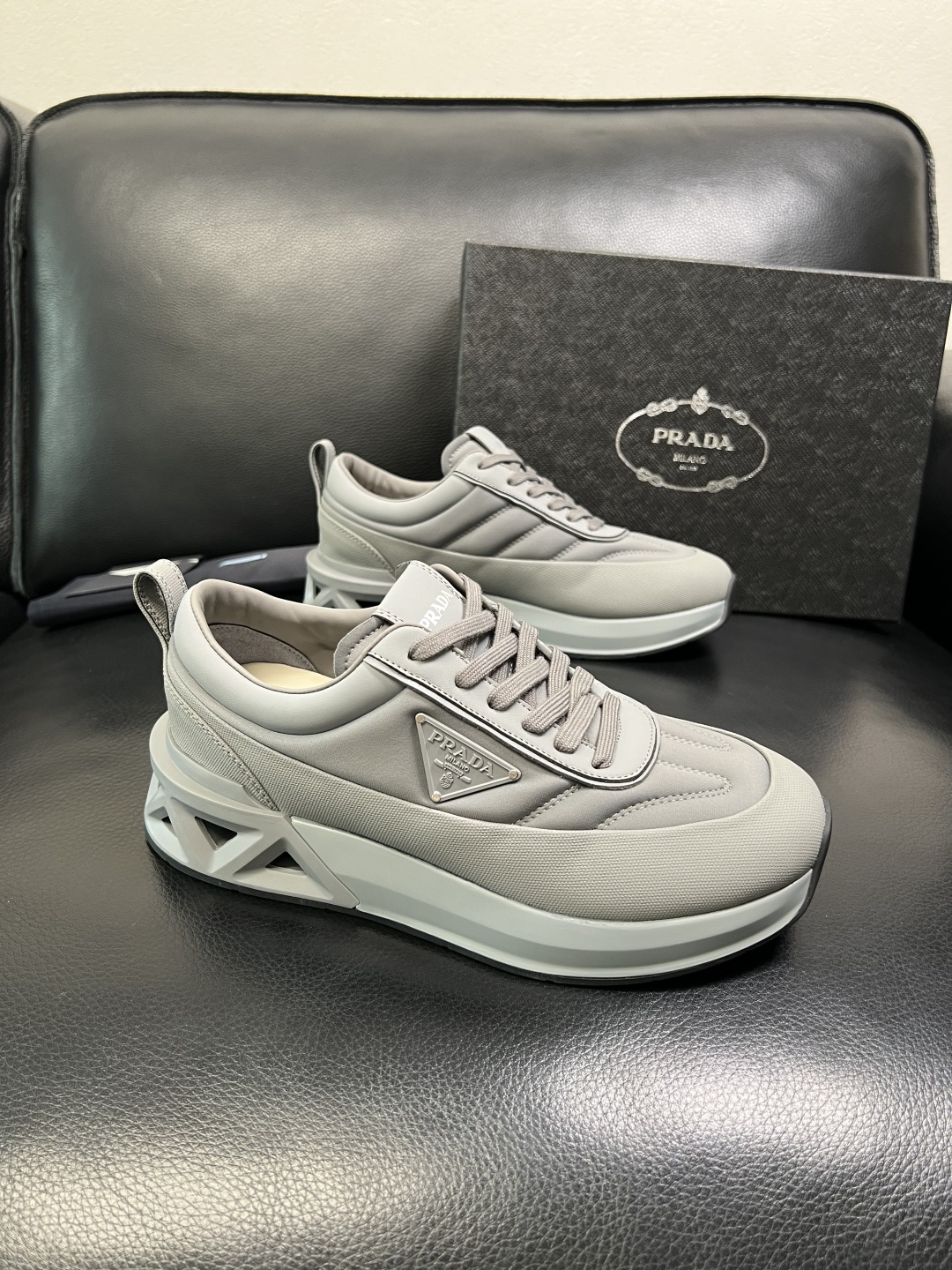 Prada 顶级工艺品，普拉达 专柜同步，原厂配置意大利进口牛皮面料，进口牛皮内里垫，透气舒适，鞋底：原