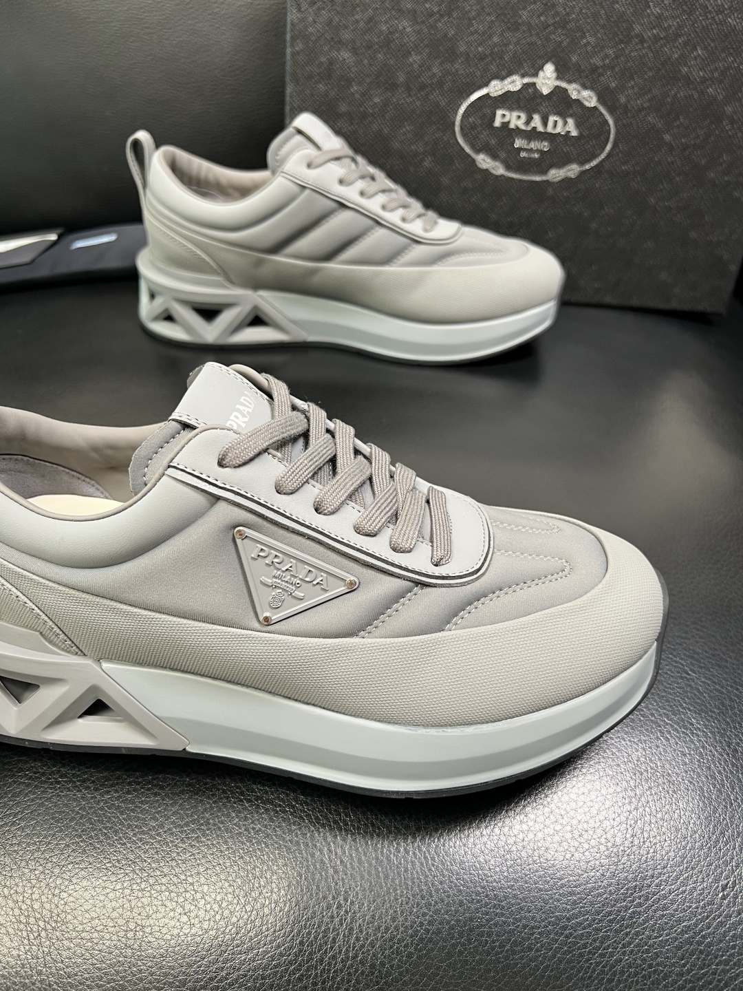 Prada 顶级工艺品，普拉达 专柜同步，原厂配置意大利进口牛皮面料，进口牛皮内里垫，透气舒适，鞋底：原