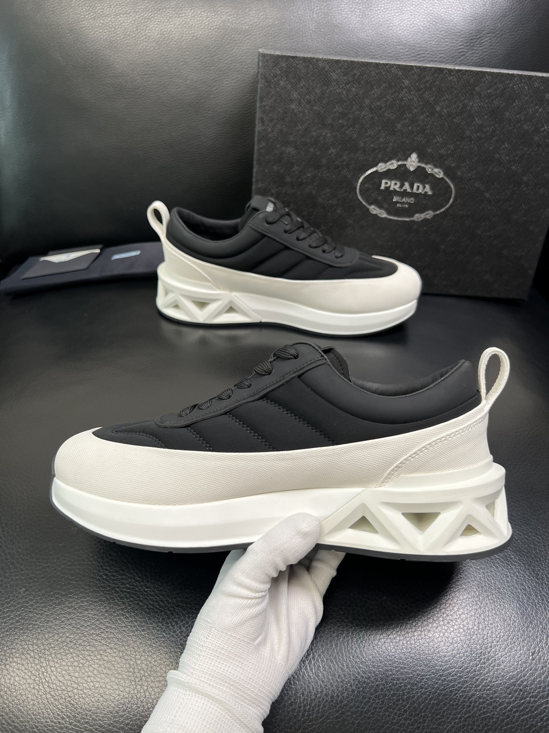 Prada 顶级工艺品，普拉达 专柜同步，原厂配置意大利进口牛皮面料，进口牛皮内里垫，透气舒适，鞋底：原