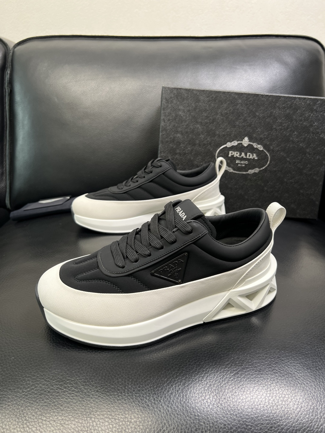 Prada 顶级工艺品，普拉达 专柜同步，原厂配置意大利进口牛皮面料，进口牛皮内里垫，透气舒适，鞋底：原