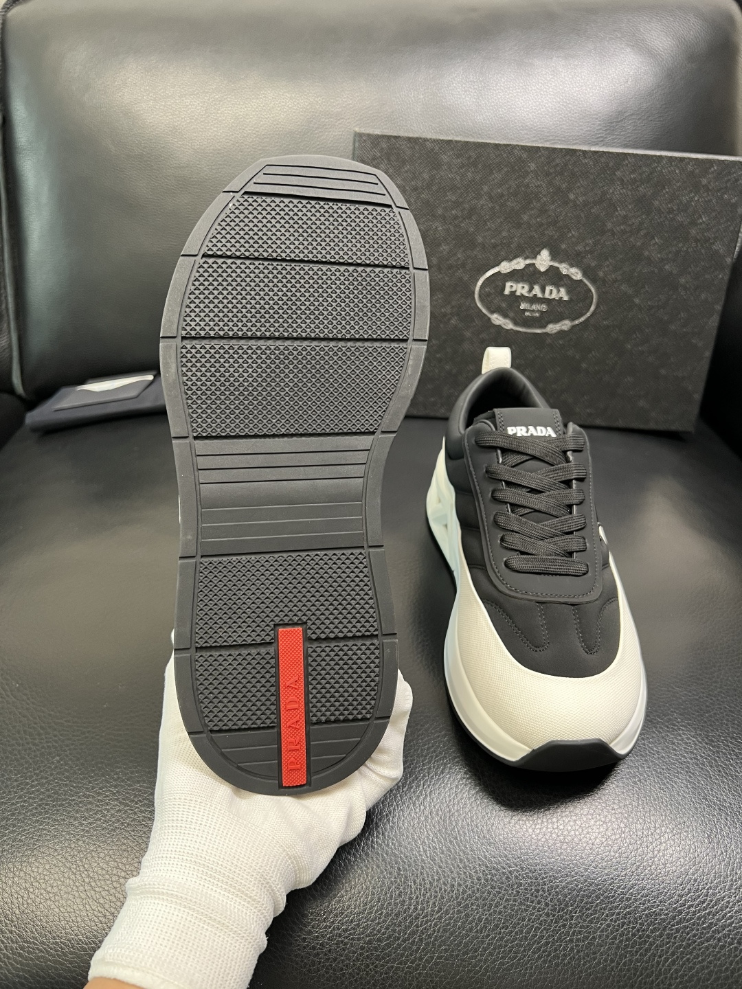 Prada 顶级工艺品，普拉达 专柜同步，原厂配置意大利进口牛皮面料，进口牛皮内里垫，透气舒适，鞋底：原