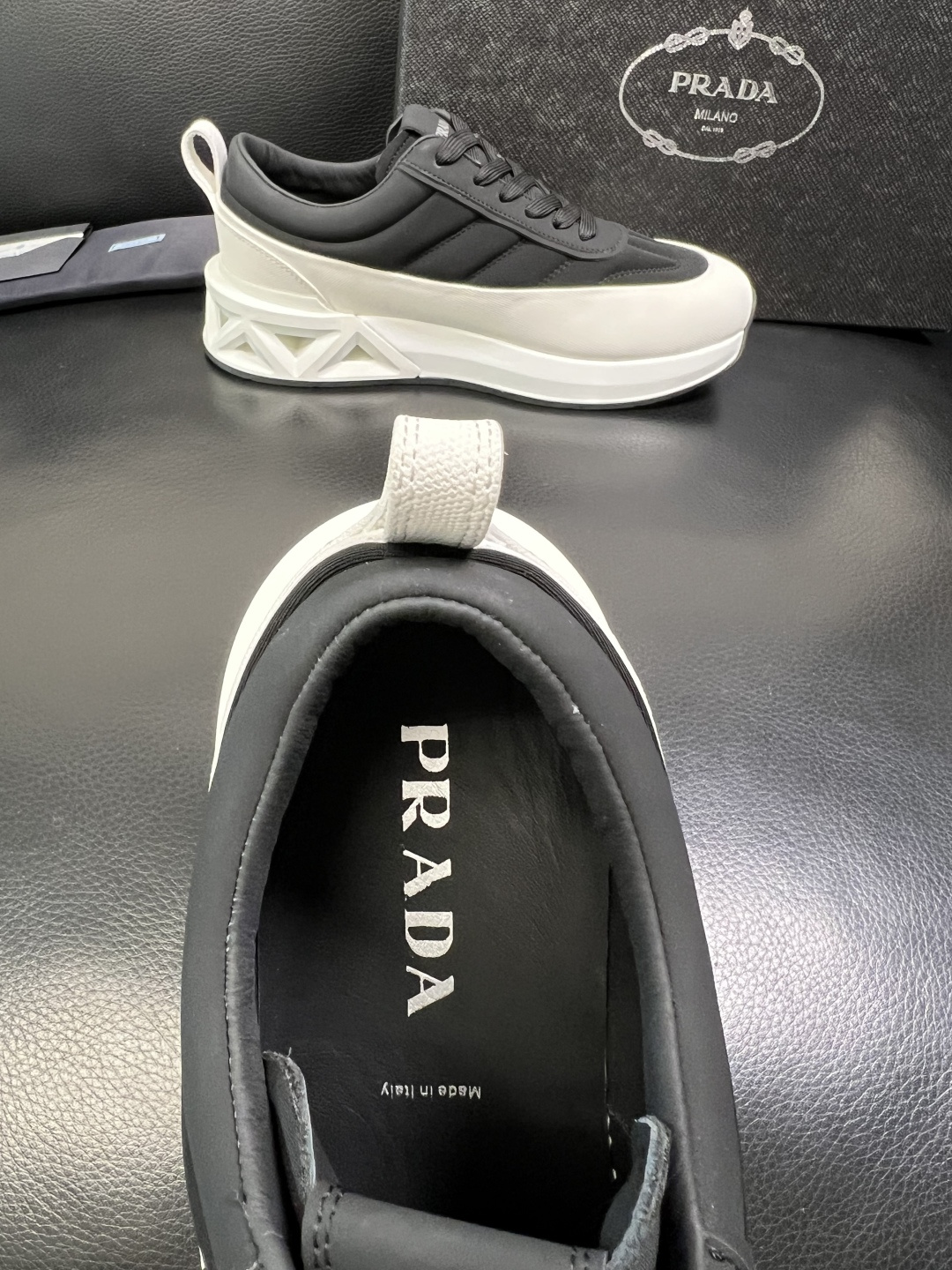 Prada 顶级工艺品，普拉达 专柜同步，原厂配置意大利进口牛皮面料，进口牛皮内里垫，透气舒适，鞋底：原