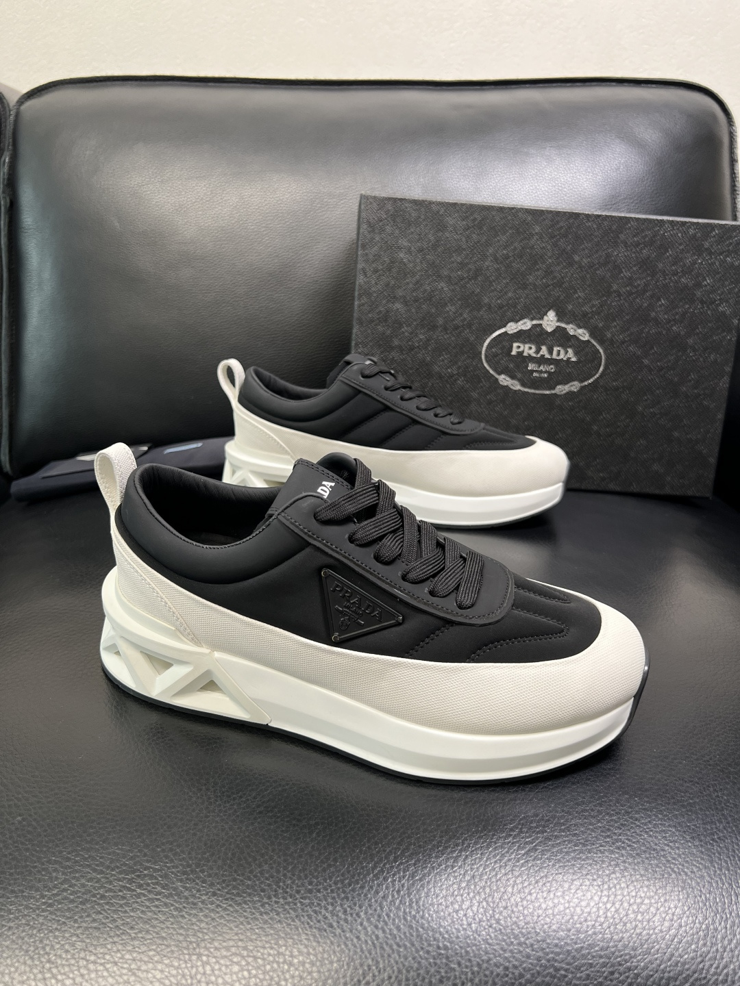 Prada 顶级工艺品，普拉达 专柜同步，原厂配置意大利进口牛皮面料，进口牛皮内里垫，透气舒适，鞋底：原