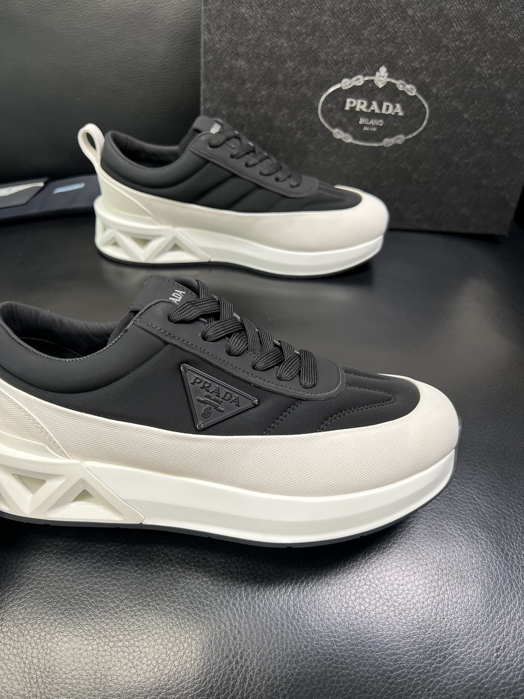 Prada 顶级工艺品，普拉达 专柜同步，原厂配置意大利进口牛皮面料，进口牛皮内里垫，透气舒适，鞋底：原