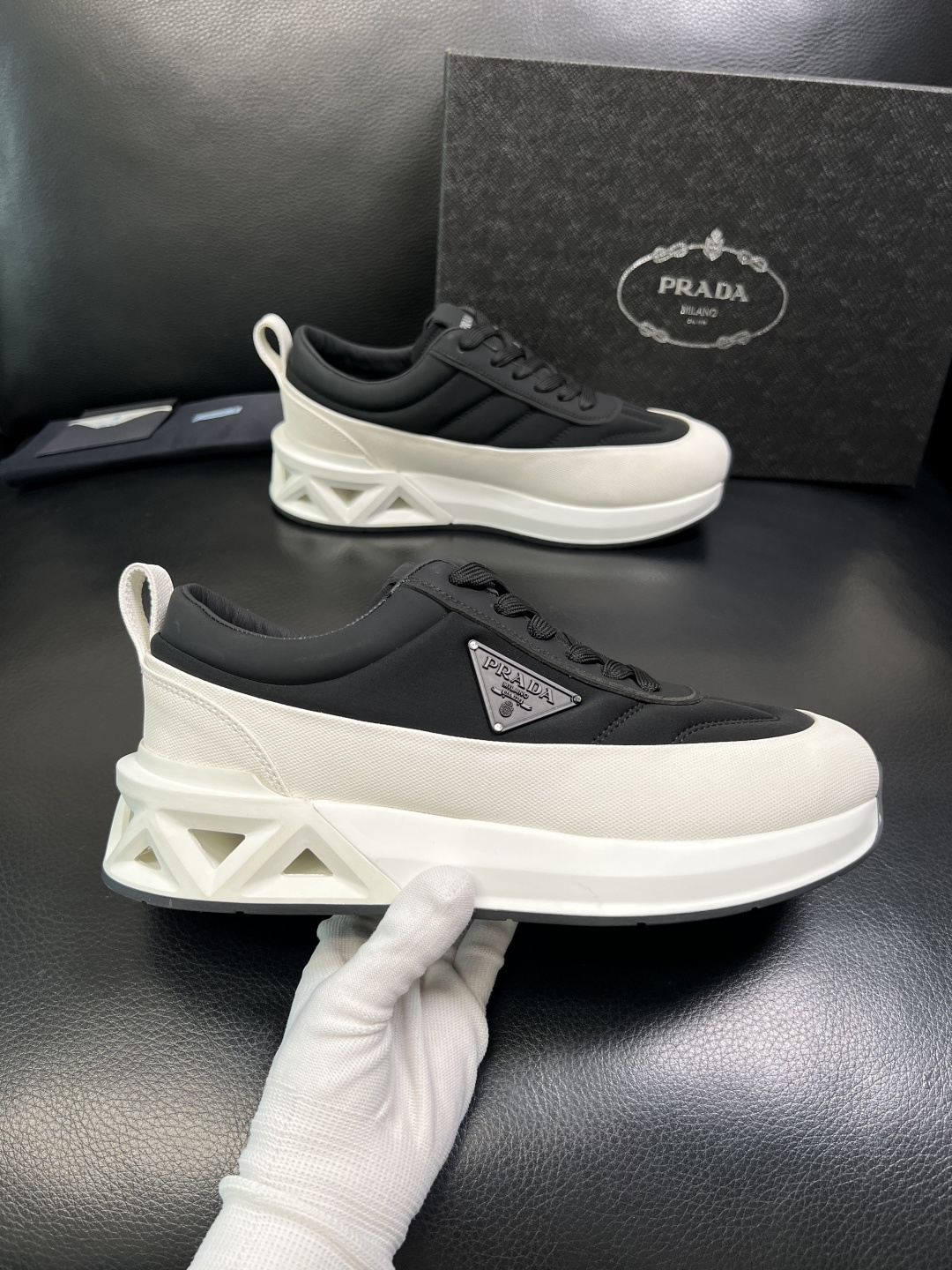 Prada 顶级工艺品，普拉达 专柜同步，原厂配置意大利进口牛皮面料，进口牛皮内里垫，透气舒适，鞋底：原