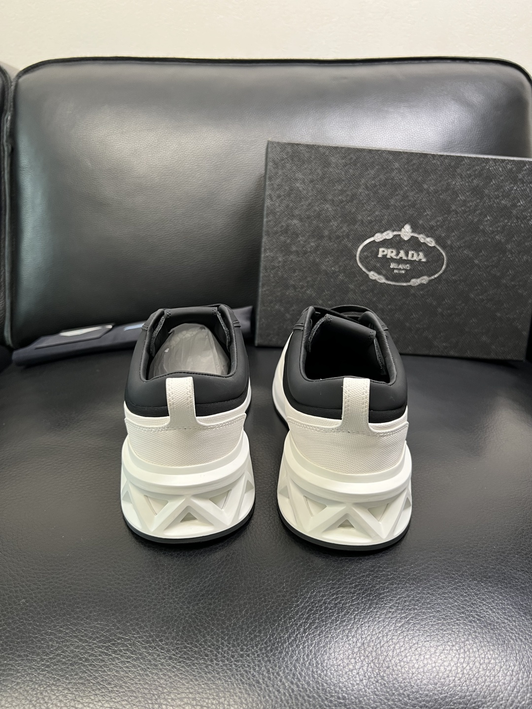 Prada 顶级工艺品，普拉达 专柜同步，原厂配置意大利进口牛皮面料，进口牛皮内里垫，透气舒适，鞋底：原