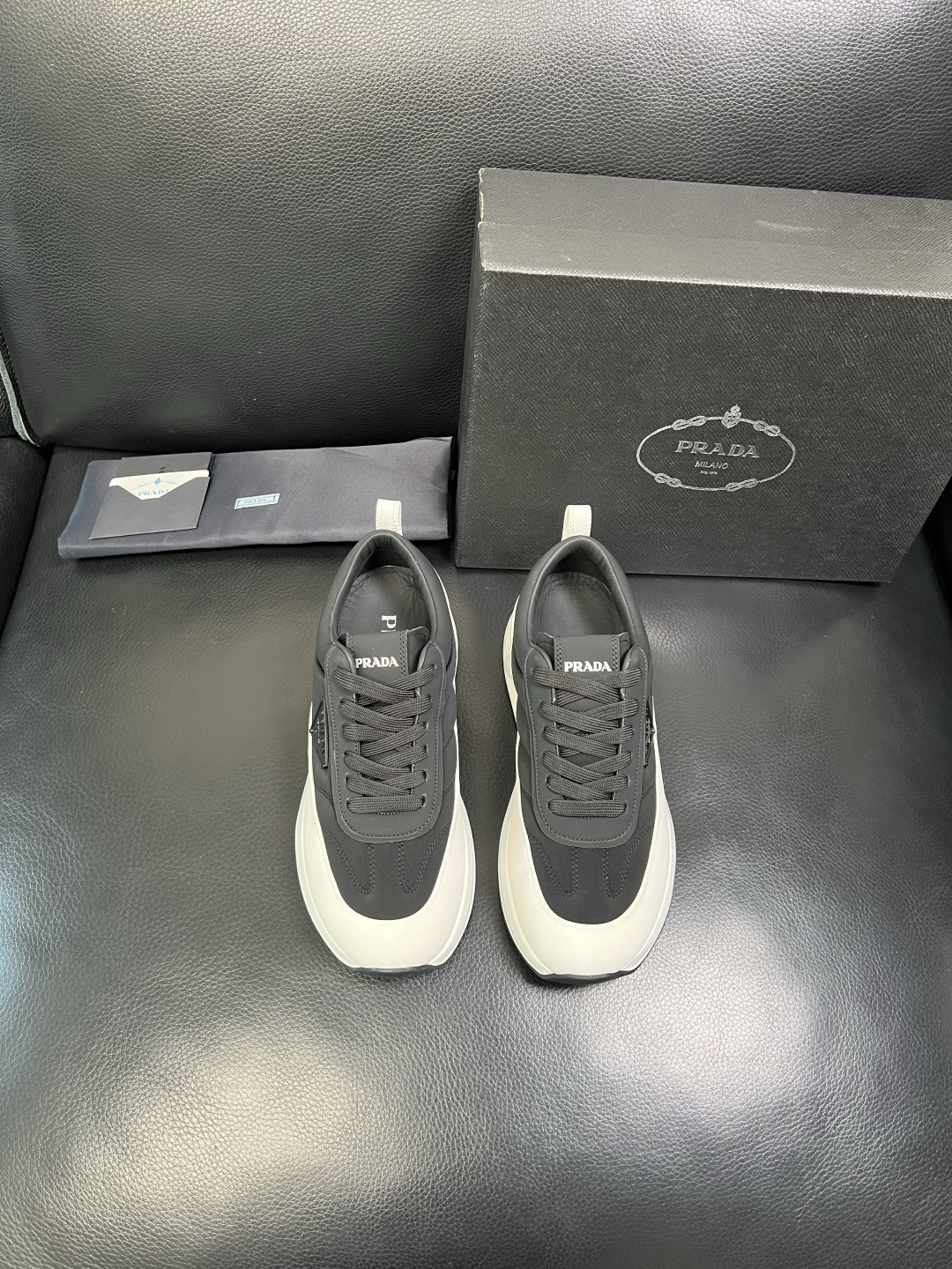 Prada 顶级工艺品，普拉达 专柜同步，原厂配置意大利进口牛皮面料，进口牛皮内里垫，透气舒适，鞋底：原