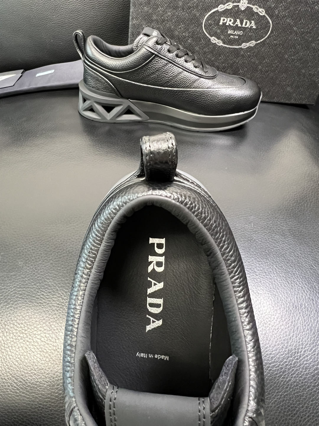 Prada 顶级工艺品，普拉达 专柜同步，原厂配置意大利进口牛皮面料，进口牛皮内里垫，透气舒适，鞋底：原