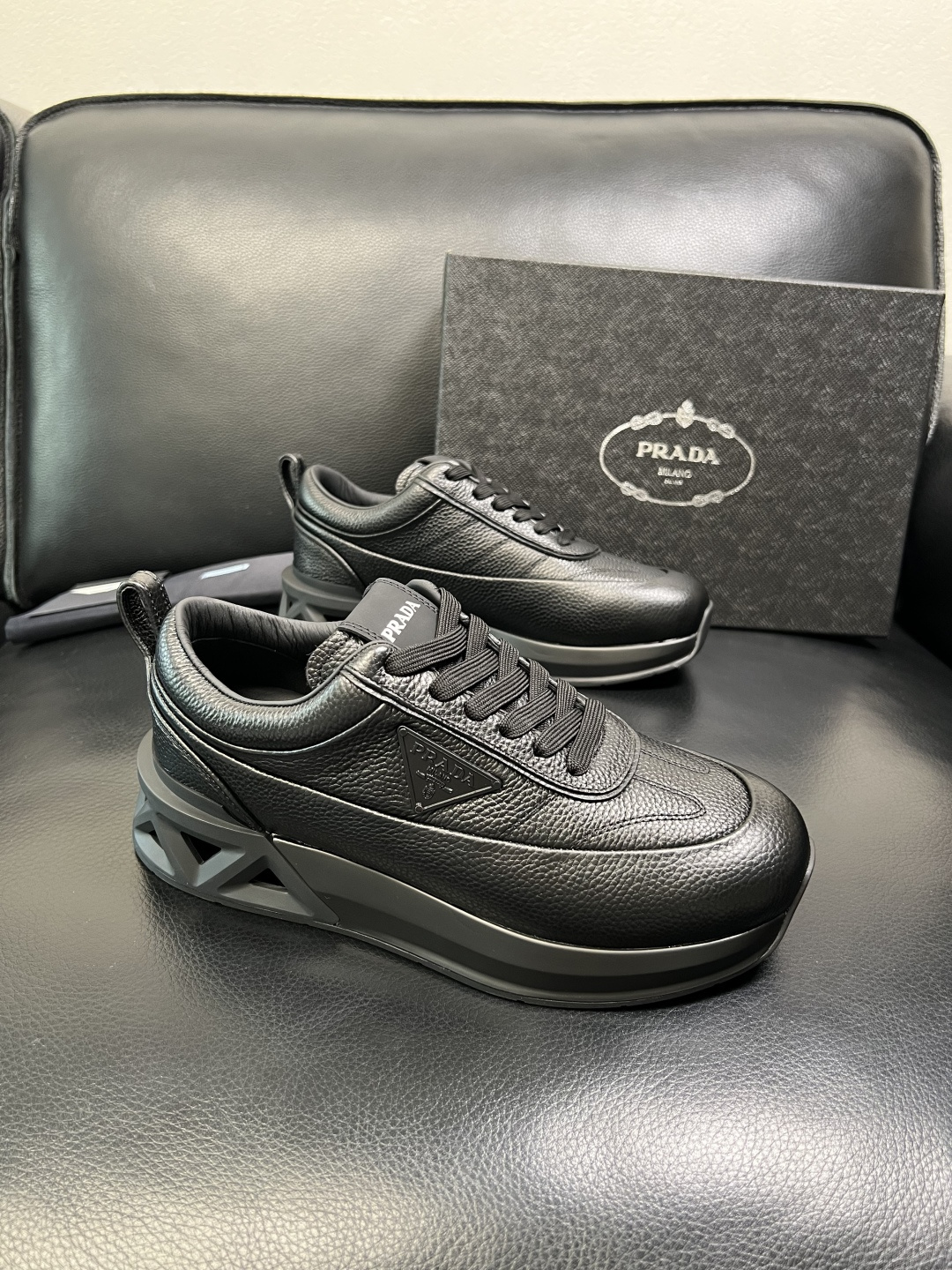 Prada 顶级工艺品，普拉达 专柜同步，原厂配置意大利进口牛皮面料，进口牛皮内里垫，透气舒适，鞋底：原