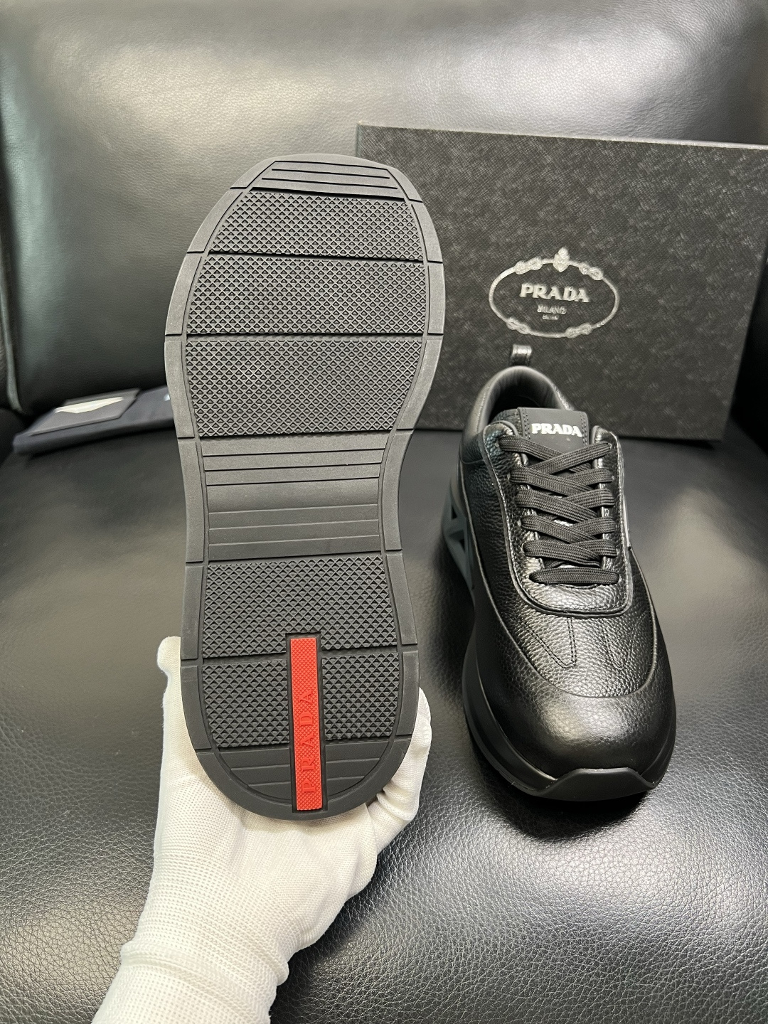 Prada 顶级工艺品，普拉达 专柜同步，原厂配置意大利进口牛皮面料，进口牛皮内里垫，透气舒适，鞋底：原