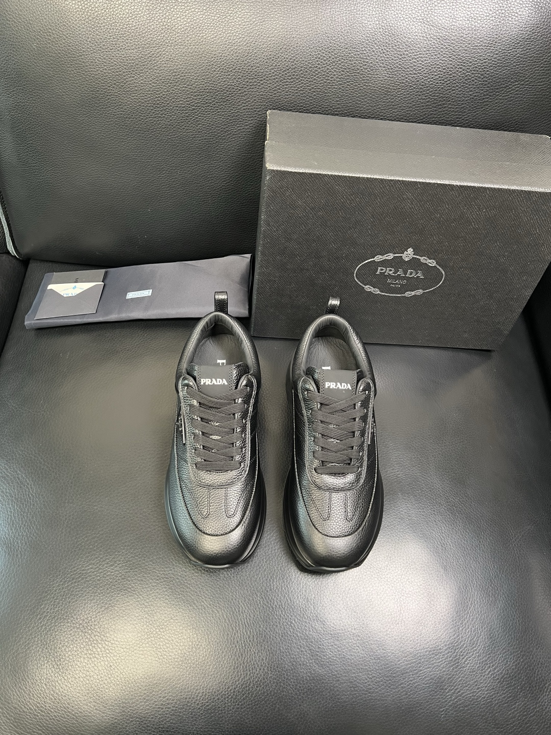 Prada 顶级工艺品，普拉达 专柜同步，原厂配置意大利进口牛皮面料，进口牛皮内里垫，透气舒适，鞋底：原