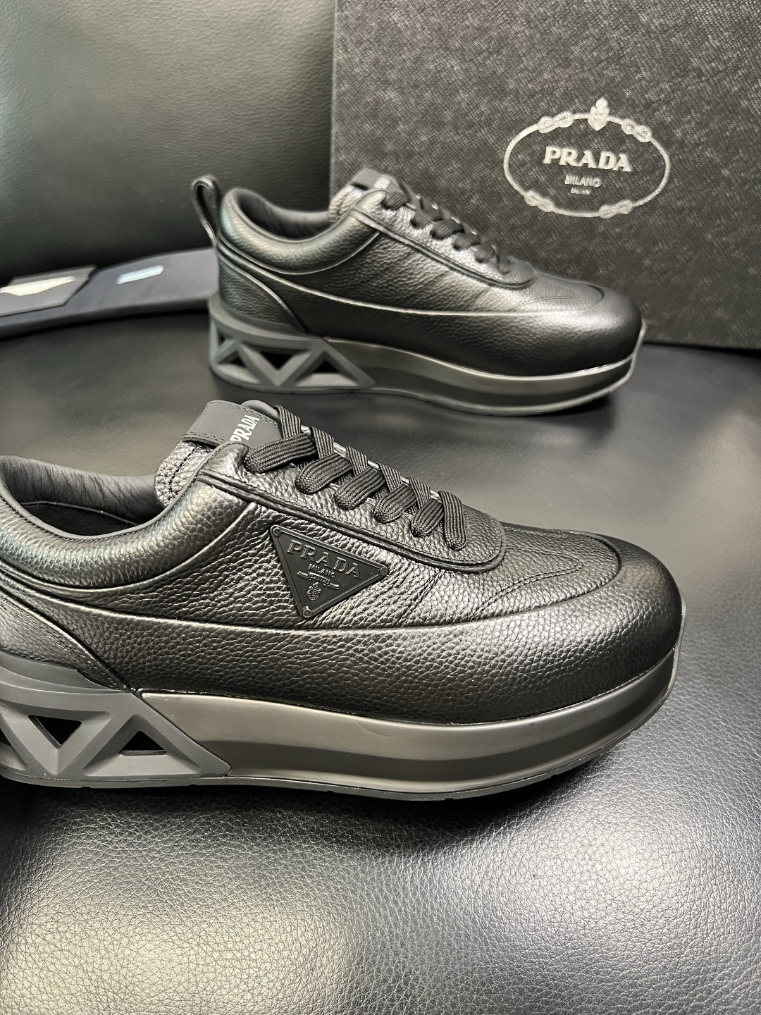 Prada 顶级工艺品，普拉达 专柜同步，原厂配置意大利进口牛皮面料，进口牛皮内里垫，透气舒适，鞋底：原