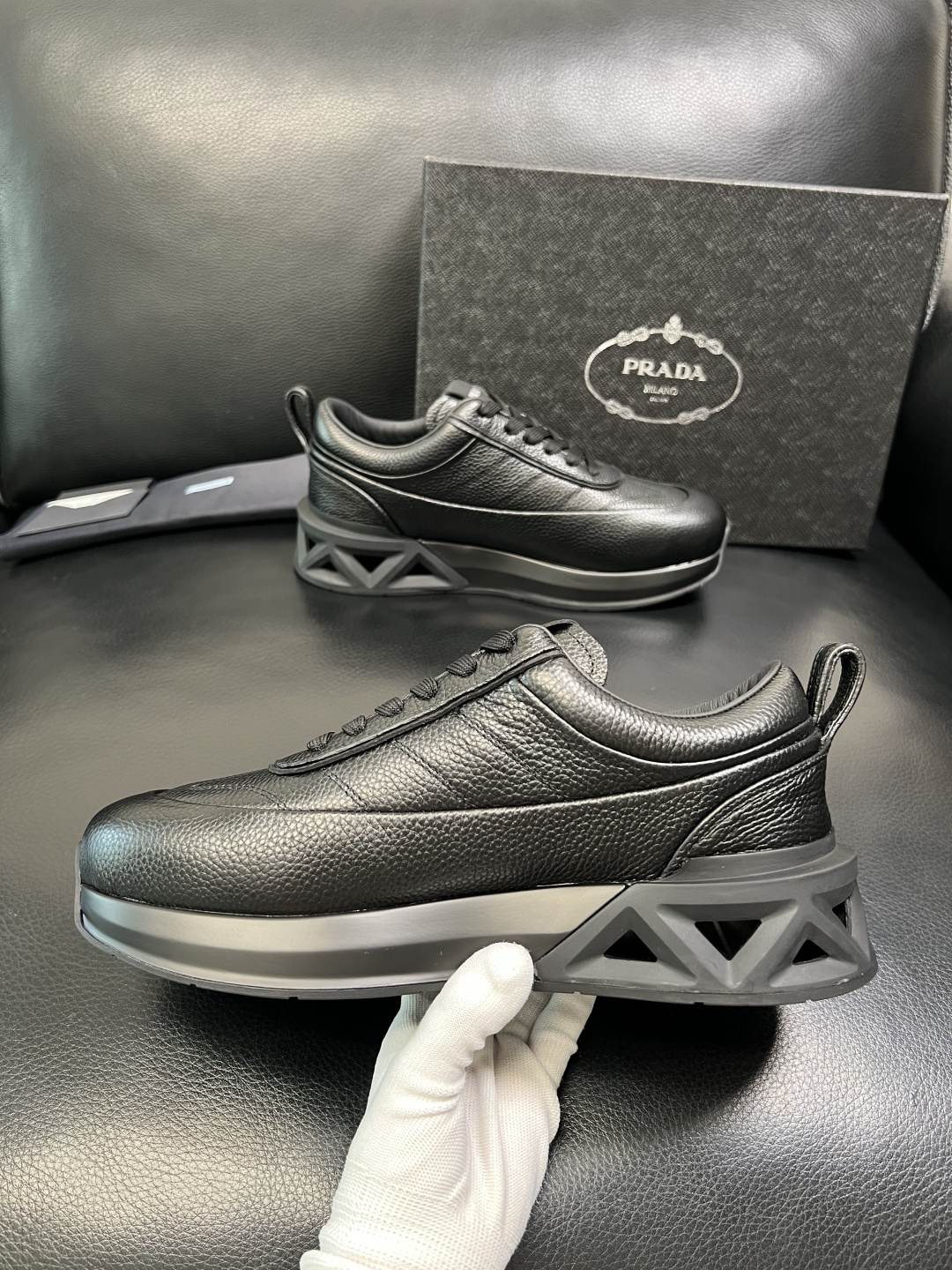 Prada 顶级工艺品，普拉达 专柜同步，原厂配置意大利进口牛皮面料，进口牛皮内里垫，透气舒适，鞋底：原