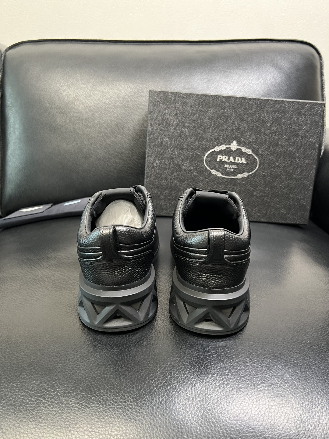 Prada 顶级工艺品，普拉达 专柜同步，原厂配置意大利进口牛皮面料，进口牛皮内里垫，透气舒适，鞋底：原