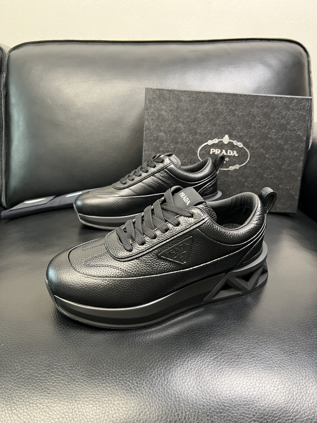 Prada 顶级工艺品，普拉达 专柜同步，原厂配置意大利进口牛皮面料，进口牛皮内里垫，透气舒适，鞋底：原