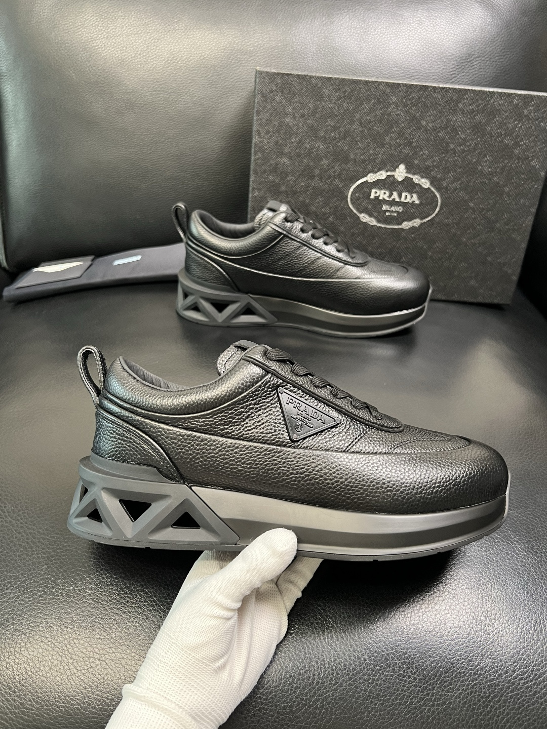 Prada 顶级工艺品，普拉达 专柜同步，原厂配置意大利进口牛皮面料，进口牛皮内里垫，透气舒适，鞋底：原