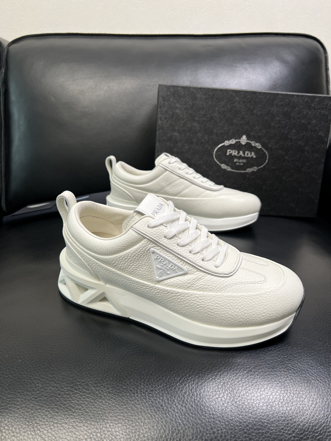 Prada 顶级工艺品，普拉达 专柜同步，原厂配置意大利进口牛皮面料，进口牛皮内里垫，透气舒适，鞋底：原