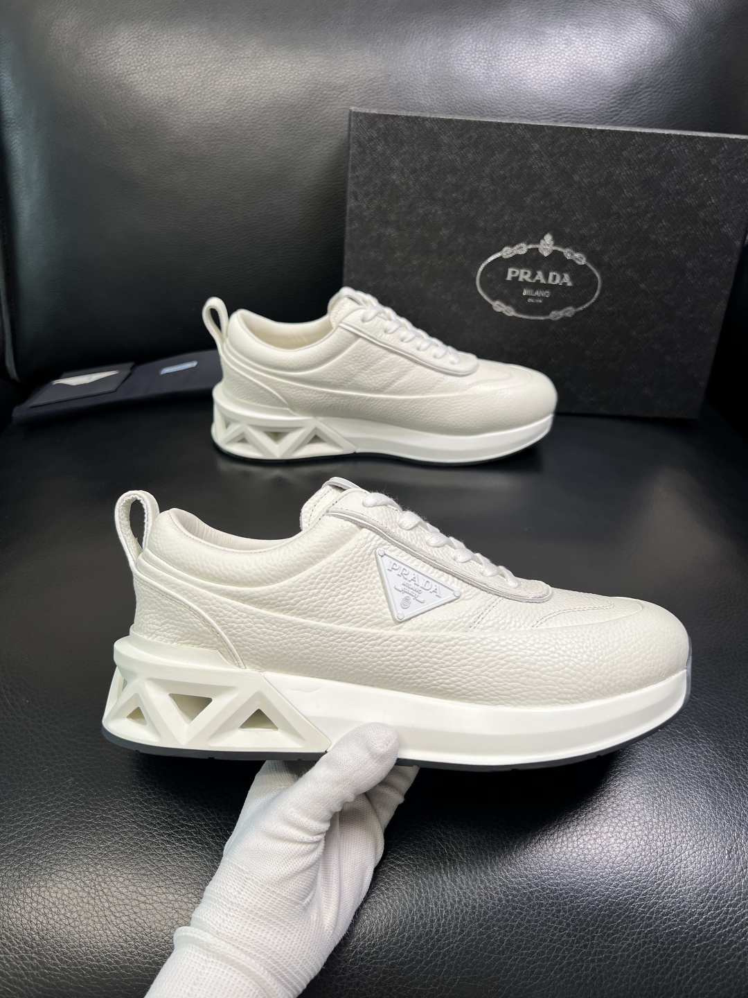 Prada 顶级工艺品，普拉达 专柜同步，原厂配置意大利进口牛皮面料，进口牛皮内里垫，透气舒适，鞋底：原