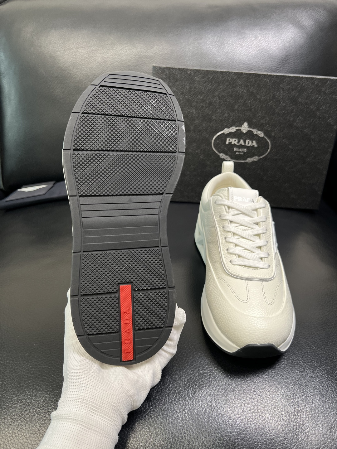 Prada 顶级工艺品，普拉达 专柜同步，原厂配置意大利进口牛皮面料，进口牛皮内里垫，透气舒适，鞋底：原