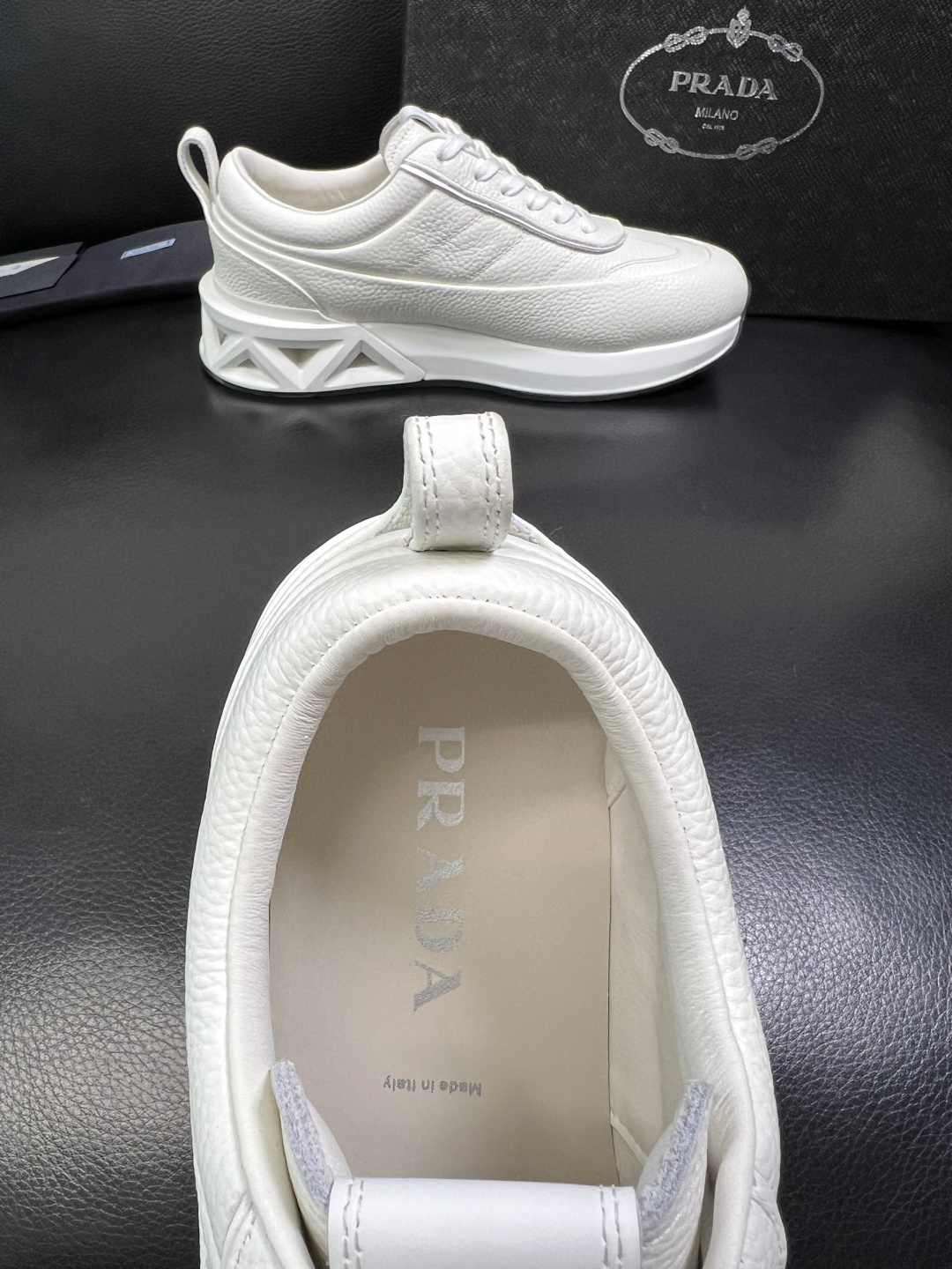 Prada 顶级工艺品，普拉达 专柜同步，原厂配置意大利进口牛皮面料，进口牛皮内里垫，透气舒适，鞋底：原