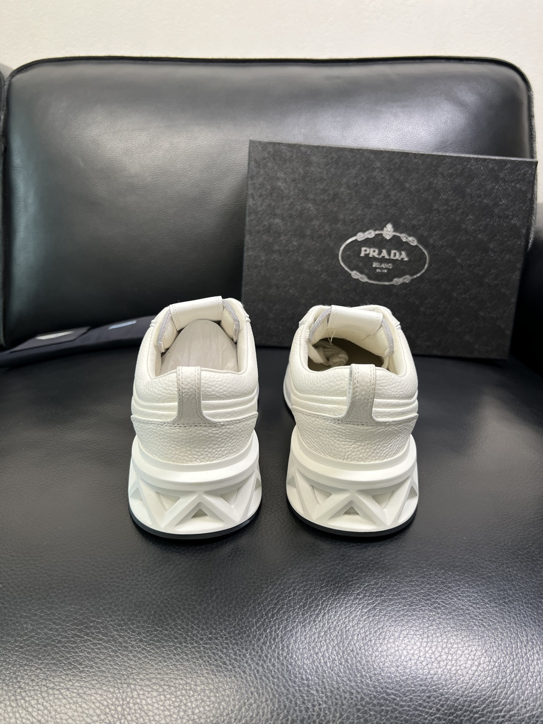 Prada 顶级工艺品，普拉达 专柜同步，原厂配置意大利进口牛皮面料，进口牛皮内里垫，透气舒适，鞋底：原