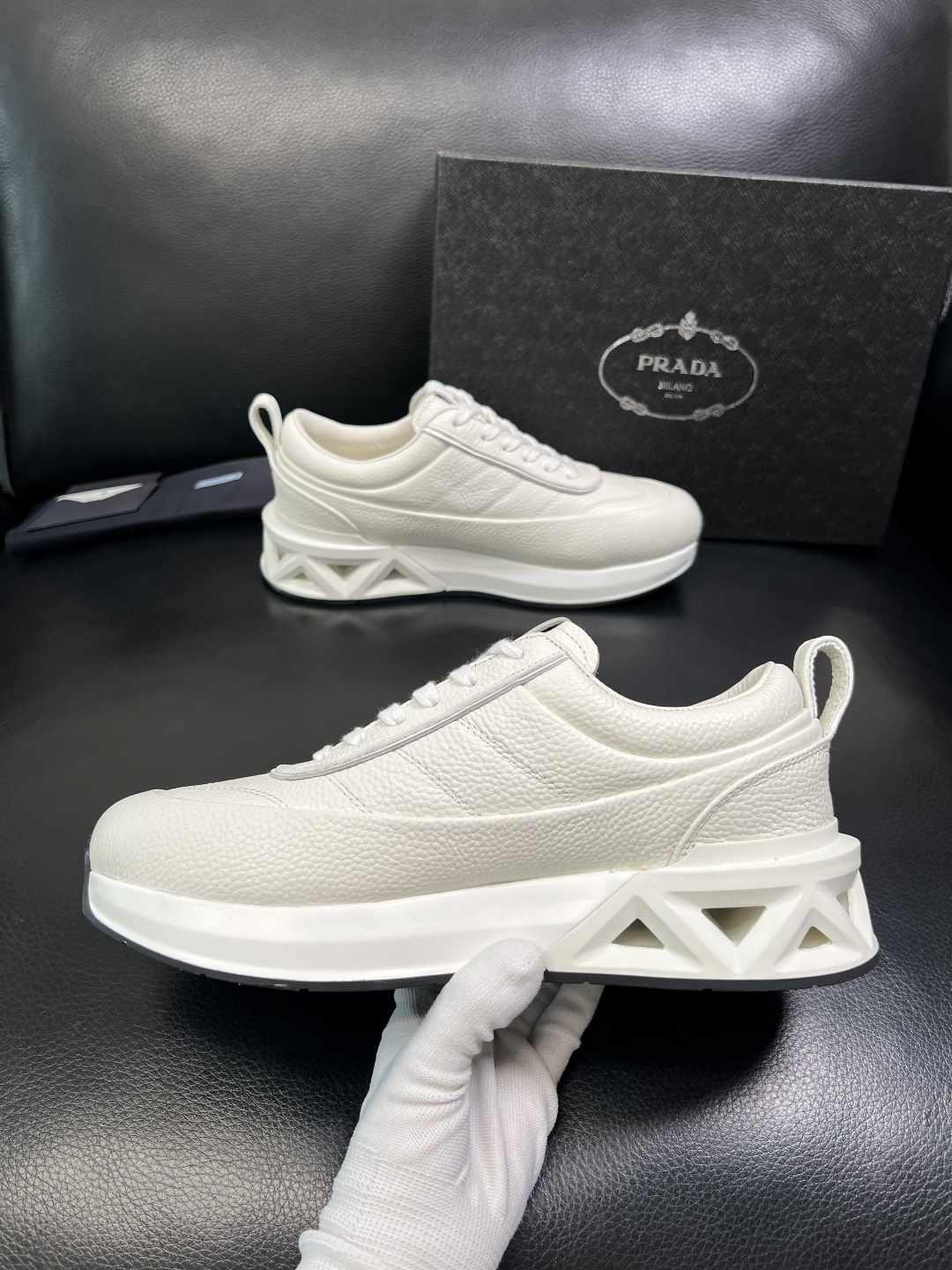 Prada 顶级工艺品，普拉达 专柜同步，原厂配置意大利进口牛皮面料，进口牛皮内里垫，透气舒适，鞋底：原