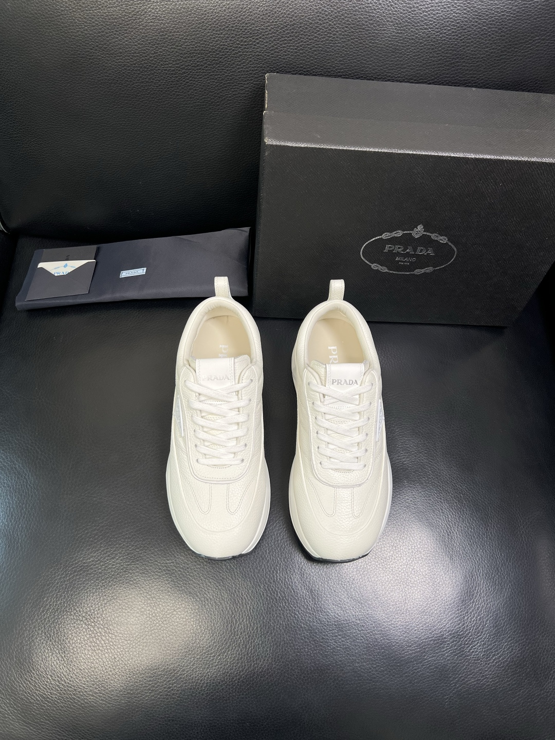 Prada 顶级工艺品，普拉达 专柜同步，原厂配置意大利进口牛皮面料，进口牛皮内里垫，透气舒适，鞋底：原