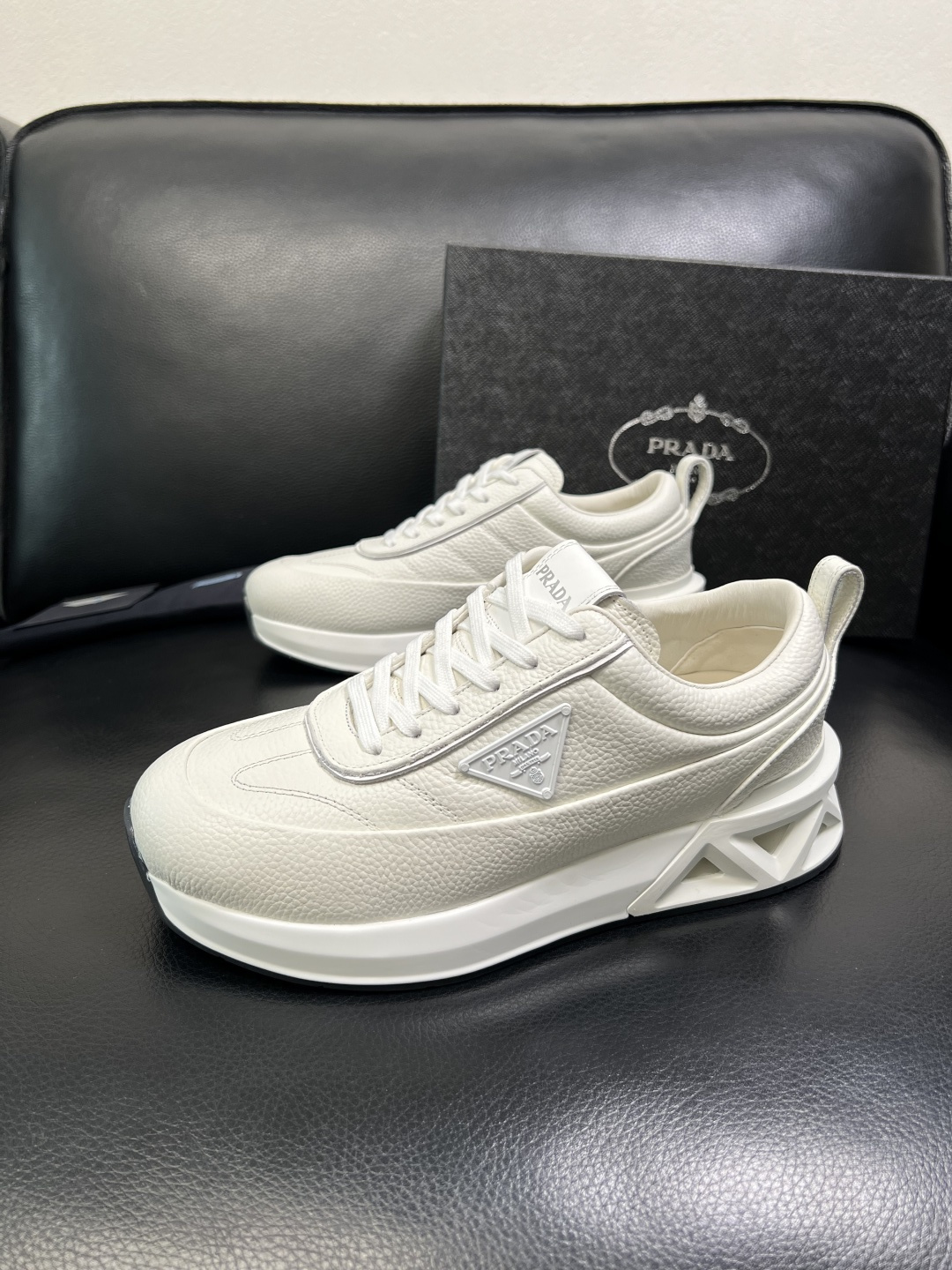 Prada 顶级工艺品，普拉达 专柜同步，原厂配置意大利进口牛皮面料，进口牛皮内里垫，透气舒适，鞋底：原