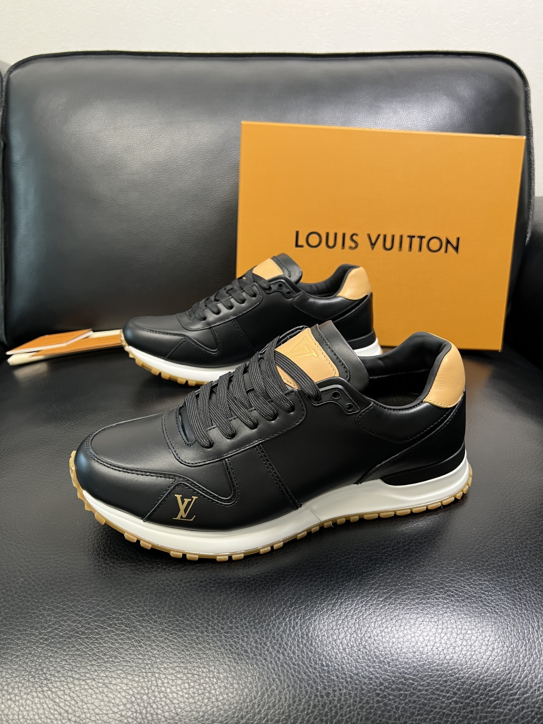 Lv 高品质 顶级工艺品 路易威登，专柜同步原厂配置，鞋面意大利进口，高品质拼接缤纷色彩复杂工艺品，进口