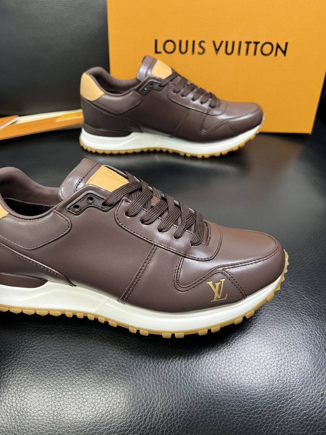 Lv 高品质 顶级工艺品 路易威登，专柜同步原厂配置，鞋面意大利进口，高品质拼接缤纷色彩复杂工艺品，进口