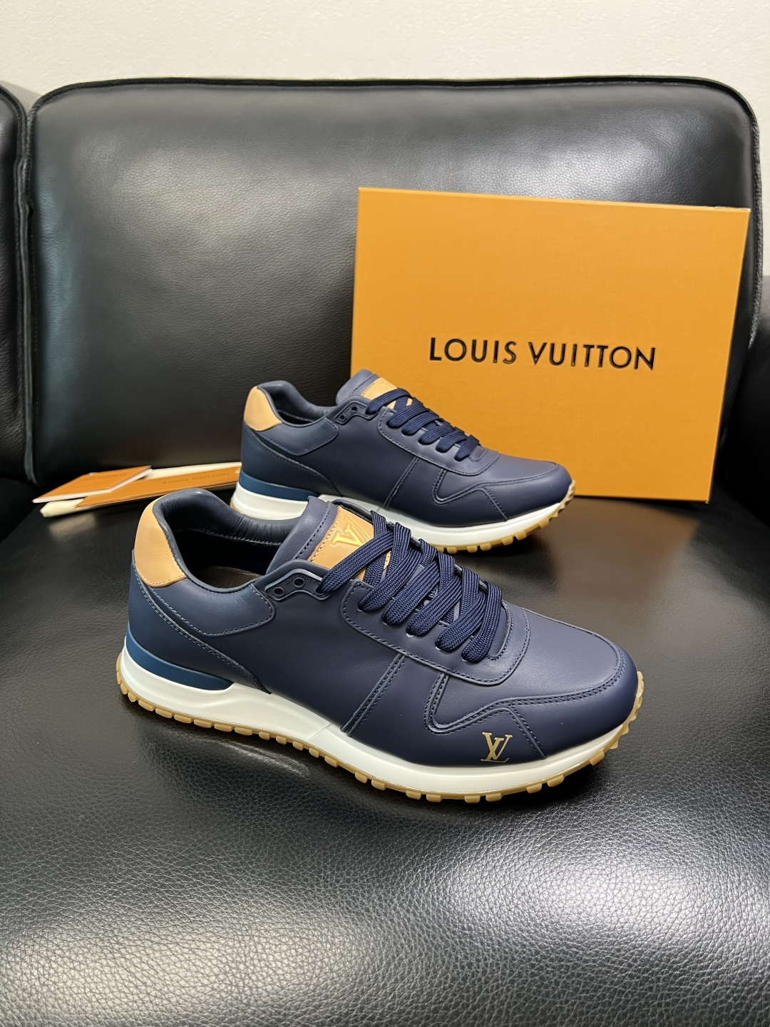 Lv 高品质 顶级工艺品 路易威登，专柜同步原厂配置，鞋面意大利进口，高品质拼接缤纷色彩复杂工艺品，进口