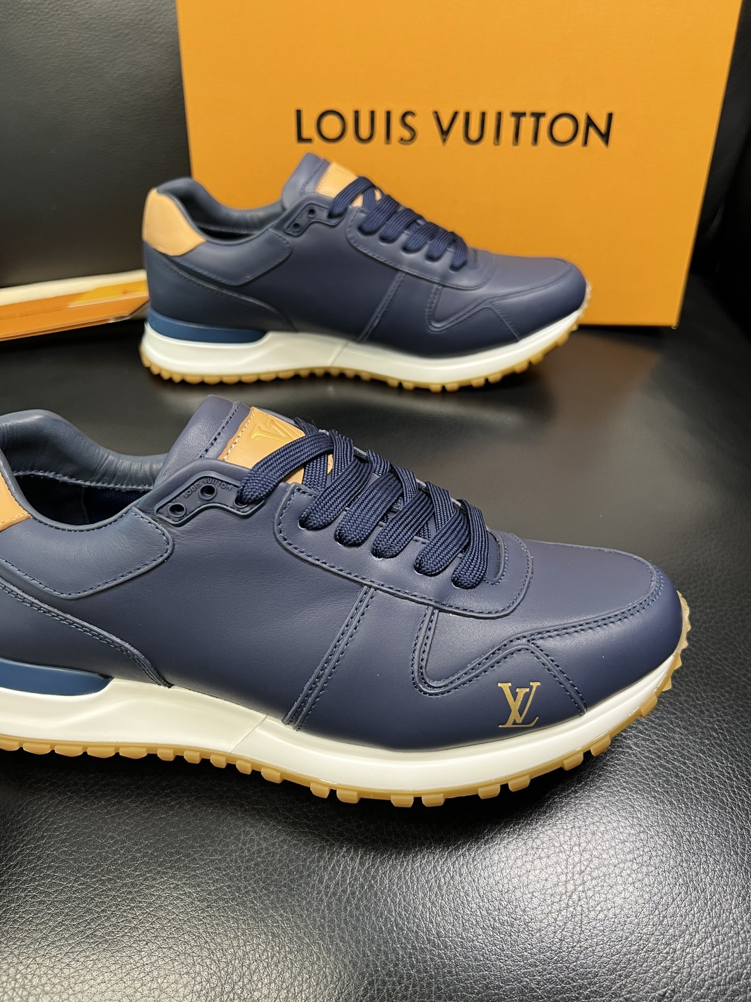 Lv 高品质 顶级工艺品 路易威登，专柜同步原厂配置，鞋面意大利进口，高品质拼接缤纷色彩复杂工艺品，进口