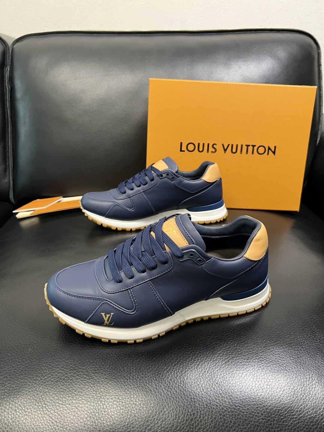 Lv 高品质 顶级工艺品 路易威登，专柜同步原厂配置，鞋面意大利进口，高品质拼接缤纷色彩复杂工艺品，进口