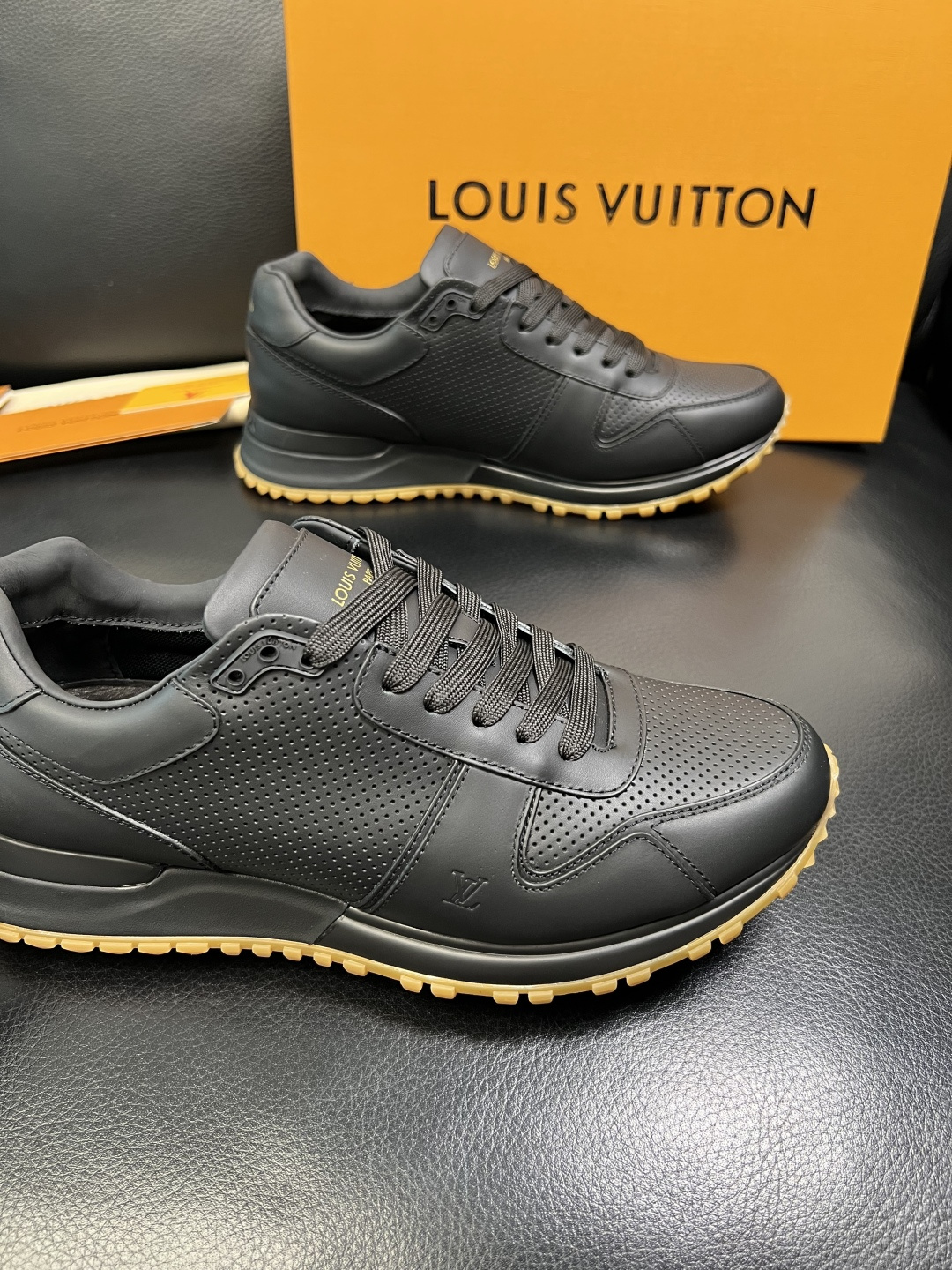 Lv 高品质 顶级工艺品 路易威登，专柜同步原厂配置，鞋面意大利进口，高品质拼接缤纷色彩复杂工艺品，进口