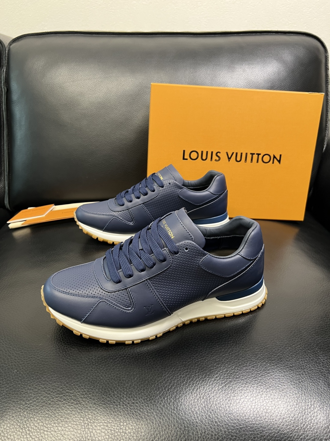 Lv 高品质 顶级工艺品 路易威登，专柜同步原厂配置，鞋面意大利进口，高品质拼接缤纷色彩复杂工艺品，进口