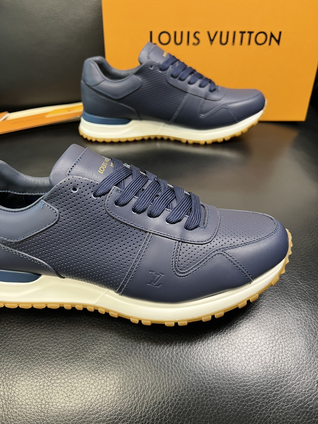 Lv 高品质 顶级工艺品 路易威登，专柜同步原厂配置，鞋面意大利进口，高品质拼接缤纷色彩复杂工艺品，进口