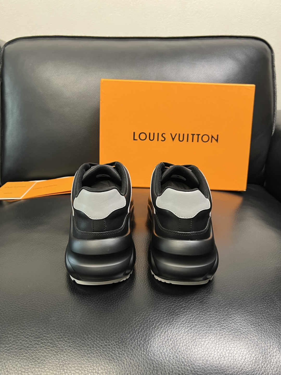 Lv 高品质 顶级工艺品 路易威登，专柜同步原厂配置，鞋面意大利进口，高品质拼接缤纷色彩复杂工艺品，进口