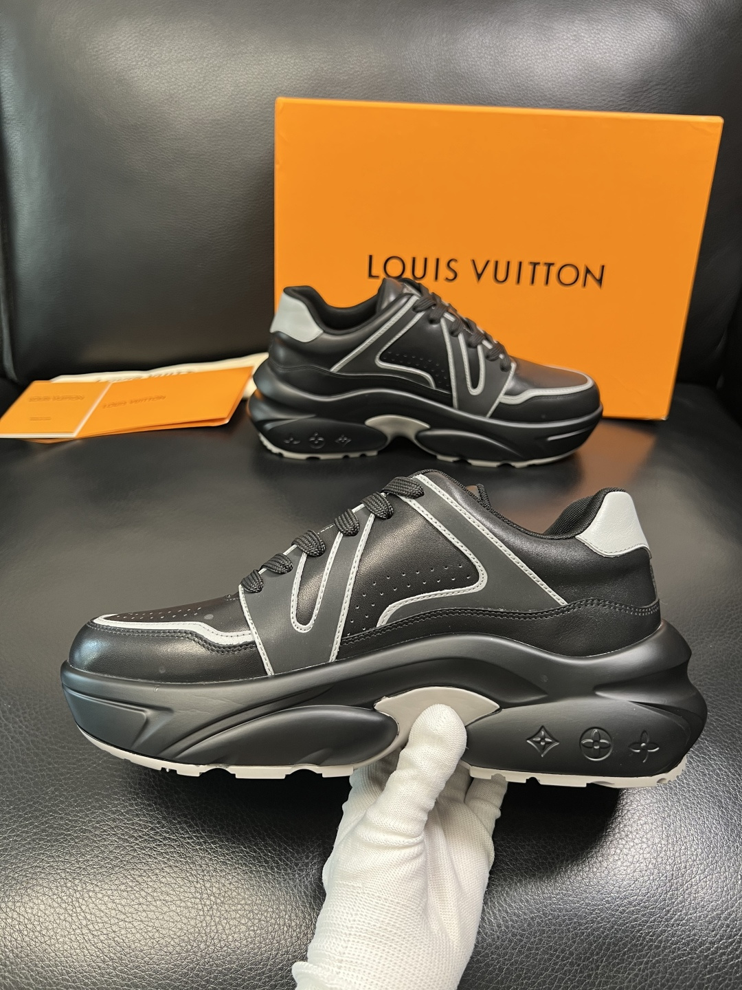 Lv 高品质 顶级工艺品 路易威登，专柜同步原厂配置，鞋面意大利进口，高品质拼接缤纷色彩复杂工艺品，进口